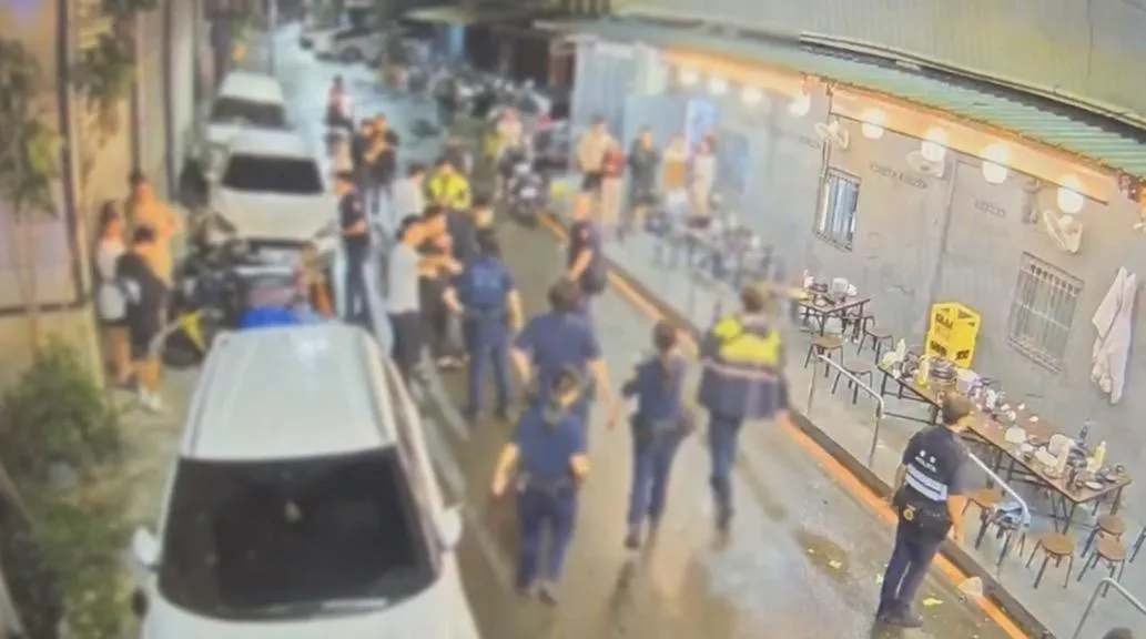 9名顧客吃薑母鴨大亂鬥大批警力到場。（圖／翻攝畫面）