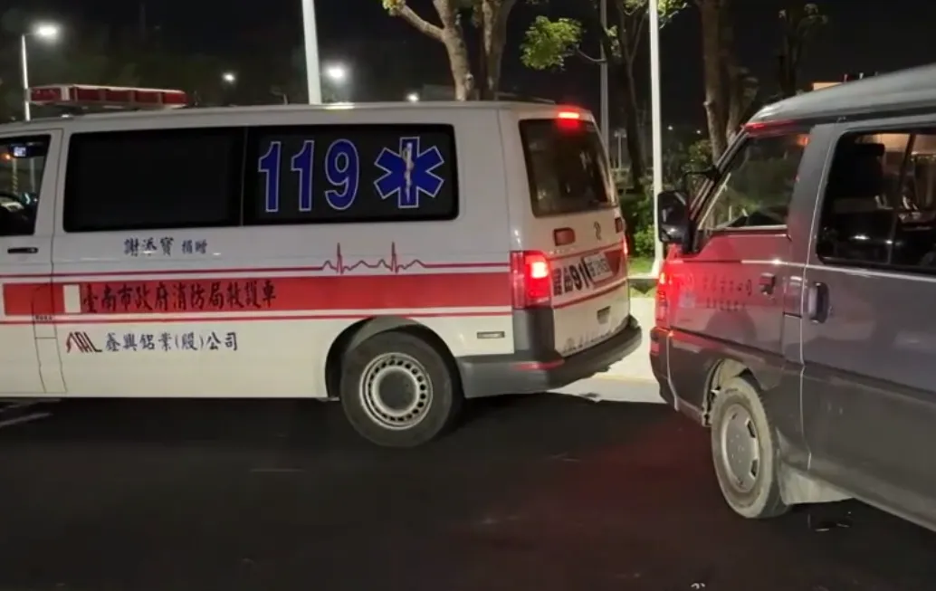 因傷勢嚴重，該員工後續從台南柳營奇美醫院轉送高雄海軍總醫院，並使用葉克膜搶救，目前仍在與死神拔河。（圖/翻攝畫面）