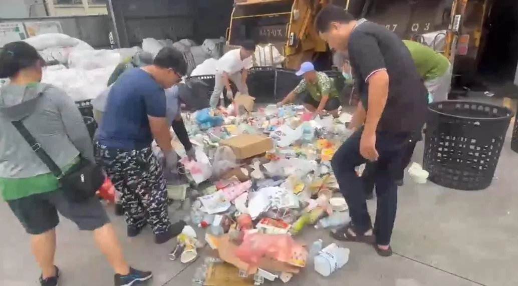 彰化和美鎮張姓民眾不慎將20萬支票丟資源回收車，清潔隊緊急搜尋15分鐘後成功找回！（圖／翻攝畫面）