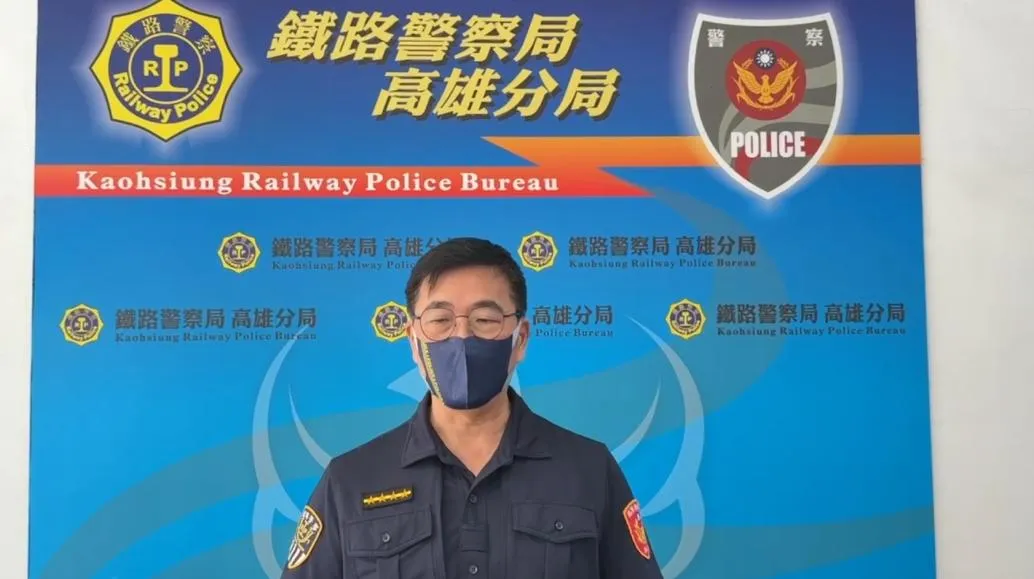鐵路警察局高雄分局臺南分駐所副所長江育皇表示，雖未接獲民眾報案或檢舉，但已向台鐵申請調閱監視器畫面，以釐清是否違反相關規定。（圖／翻攝畫面）