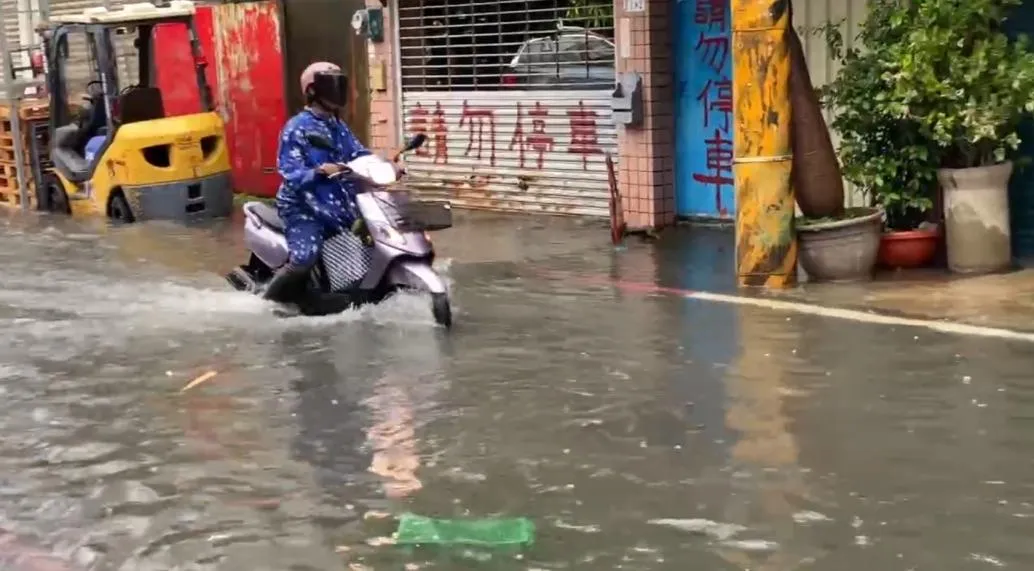 嘉義市今(18)日午後遭遇大雷雨襲擊,因排水系統無法負荷,導致市區多處道路出現積水情形。(圖/翻攝畫面)
