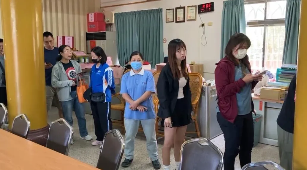 彰化埔鹽順澤宮感謝鏟子超人救災，特製冠軍帽限量發放給志工！原計300頂，因反應熱烈加碼至5800頂，吸引眾多志工前來領取！（圖／翻攝畫面）