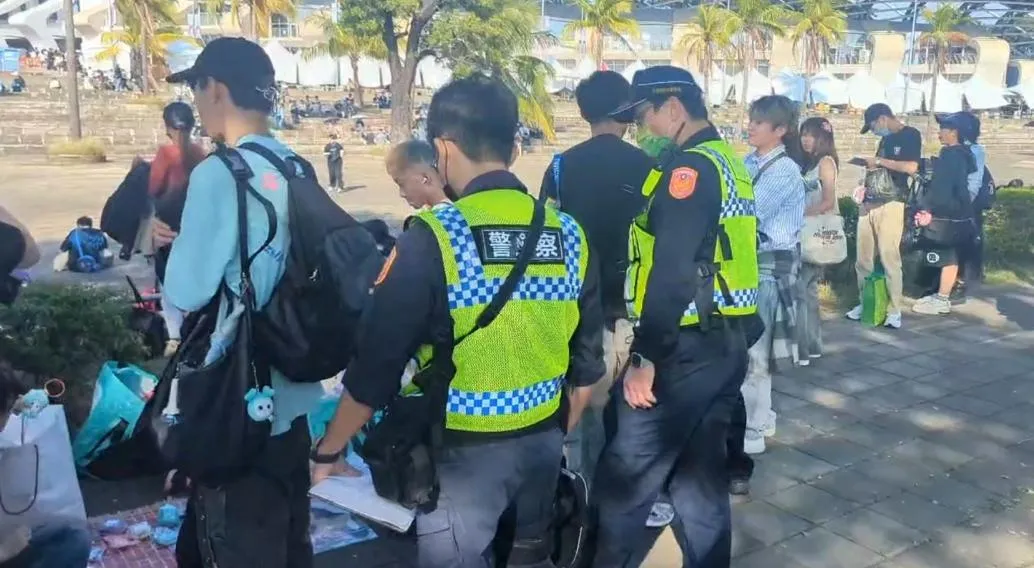 韓國女團TWICE高雄開唱，演唱會周邊卻出現不少違規攤販，販售疑似盜版的周邊商品，造成現場混亂。（圖／翻攝畫面）