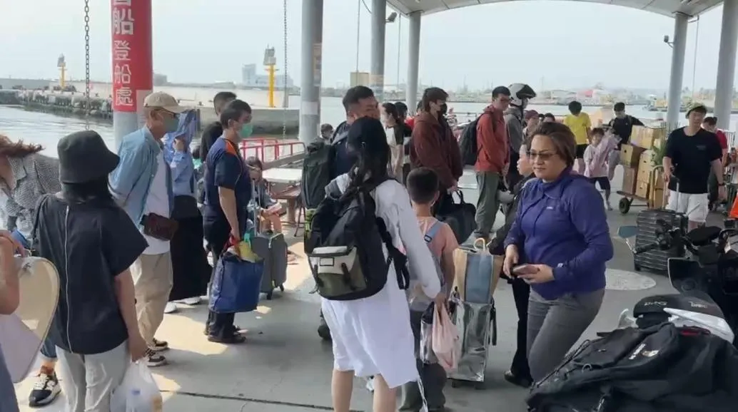 清明連假首日，小琉球旅遊人潮全面回流。（圖／翻攝畫面）