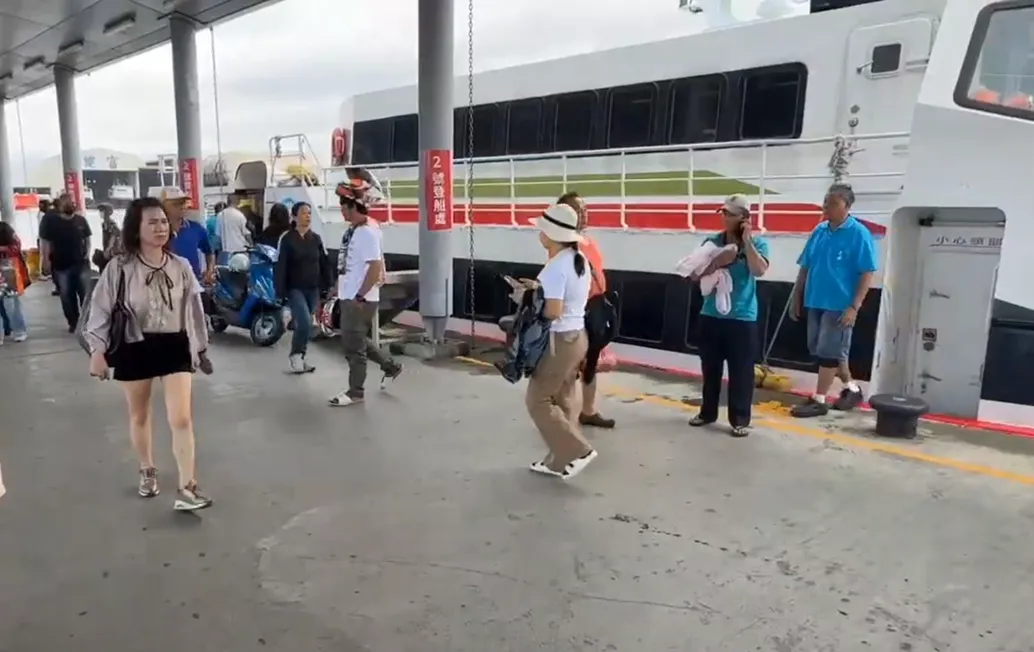 許多民眾擔心船班停航受到影響，8日一早趕著搭船行動。（圖／中天新聞）
