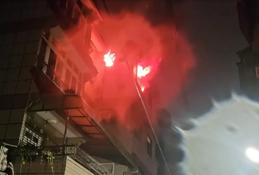 新竹市一棟透天厝27日晚間發生火警。（圖／翻攝畫面）