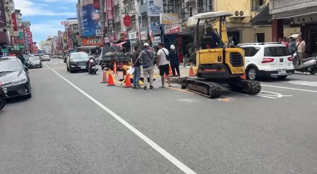 高雄今天又傳出路面塌陷。（圖／翻攝畫面）