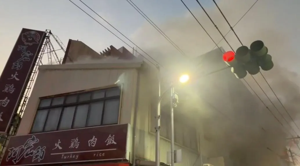 嘉義市光華路阿宏師火雞肉飯發生火警。(圖/翻攝畫面)
