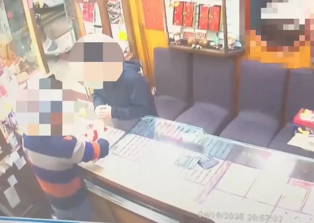 劉男至新竹市東門街某銀樓假裝要購買金項鍊。（圖／中天新聞）