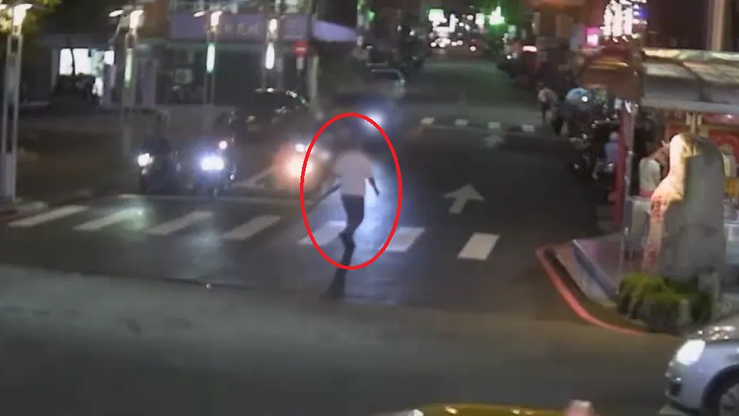 鍾嫌開槍後搭友人的車逃離現場。（圖／警方提供）