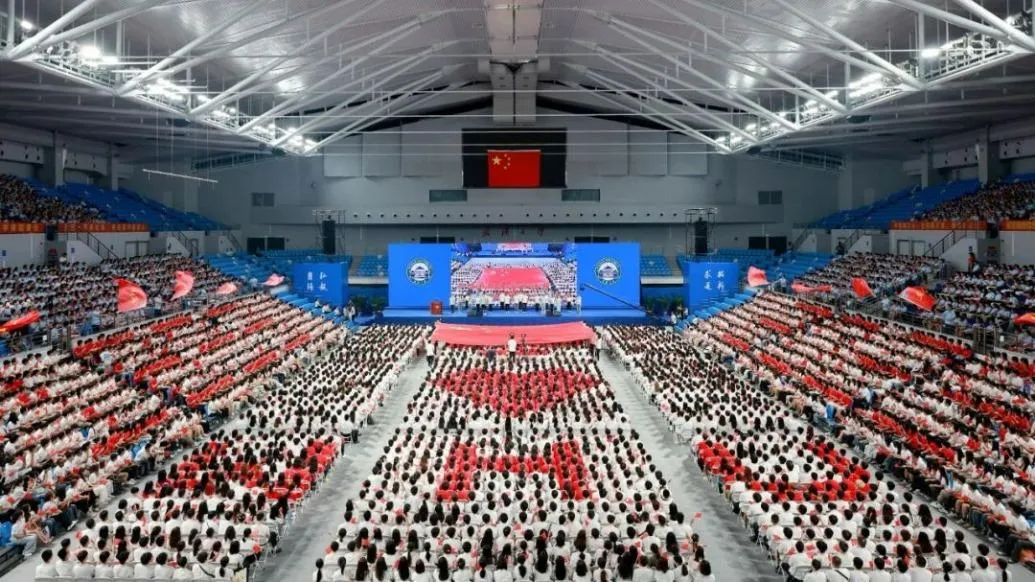 校方表示貼紙是為引導師生入座排出愛心和WHU圖案。（圖／翻攝澎湃新聞）