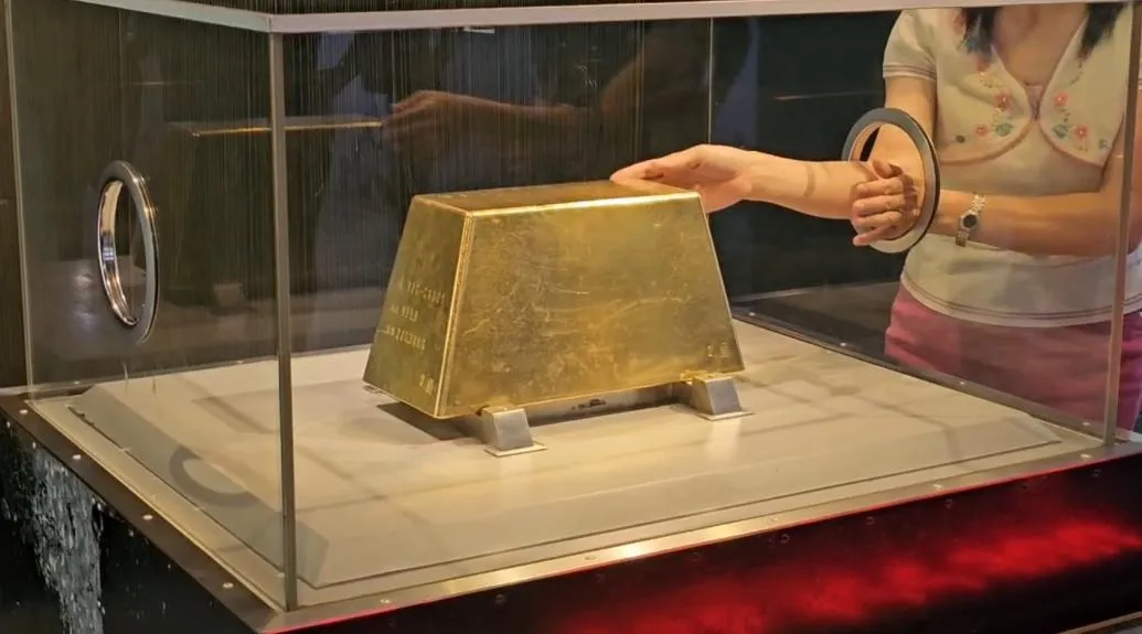 新北市黃金博物館的鎮館之寶「大金磚」金價再創新高。(圖/翻攝畫面)