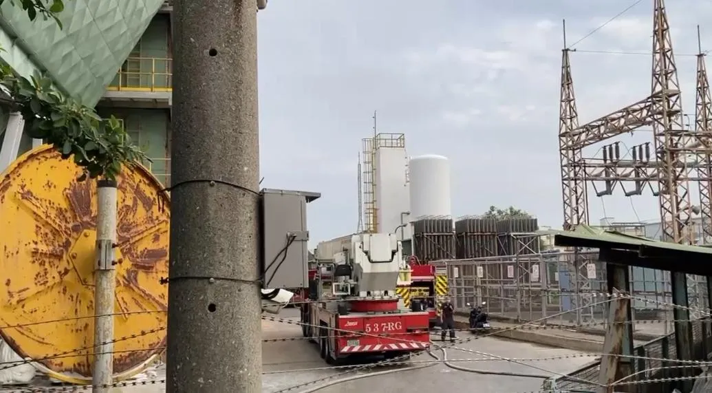 台玻位於台中的工廠於27日下午發生火警，火勢自地下室一樓冒出，情況相當危急。（圖／中天新聞）
