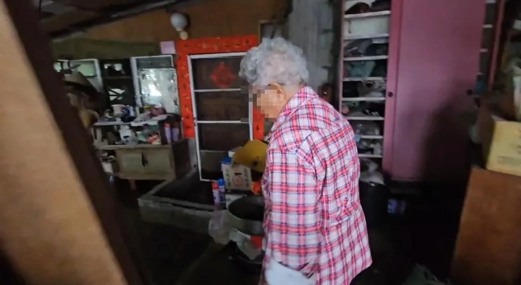 李姓老阿媽表示 ，自己住在冬山鄉60年的老房子裡，下午雨勢變大淹到家門口，這幾年逢大雨必淹現在已不敢住在裡面。（圖／翻攝畫面）