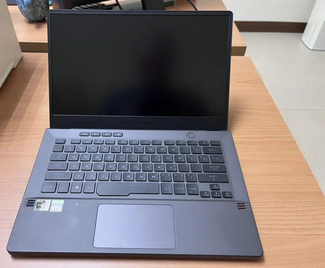 一名29歲簡姓電腦工程師，因沉迷運動彩券賭博，在臉書、PTT等社群平台假借販售3C產品詐騙，約有30名網友受害。（圖／警方提供）