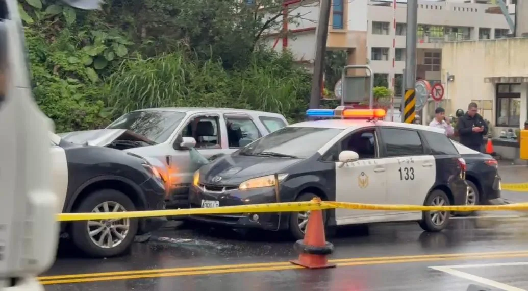 基隆市一名47歲林姓男子竟趁33歲梁姓車主未在場時，偷走一輛未熄火廂型車，引發一場驚心動魄的警匪追逐戰。（圖／翻攝畫面）