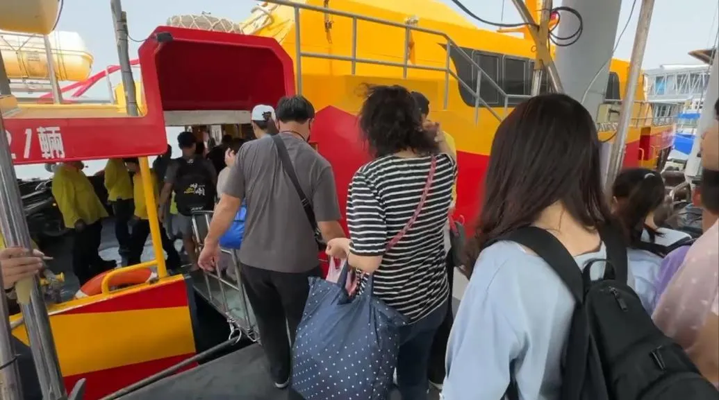 清明連假首日，小琉球旅遊人潮全面回流。（圖／翻攝畫面）