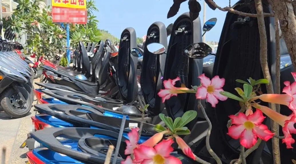 由於小琉球夏季炎熱，機車座墊在烈日照射下溫度急速升溫，騎士們因此在停車時將座墊打開，藉此散熱防止座墊過燙。（圖／翻攝畫面）