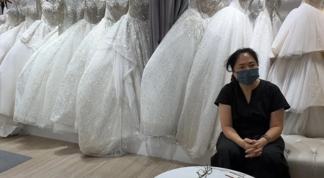 老闆娘發揮設計師的專業，精準挑選出合適的款式，並請家屬透過擲筊的方式確認逝者的心意。（圖／翻攝畫面）