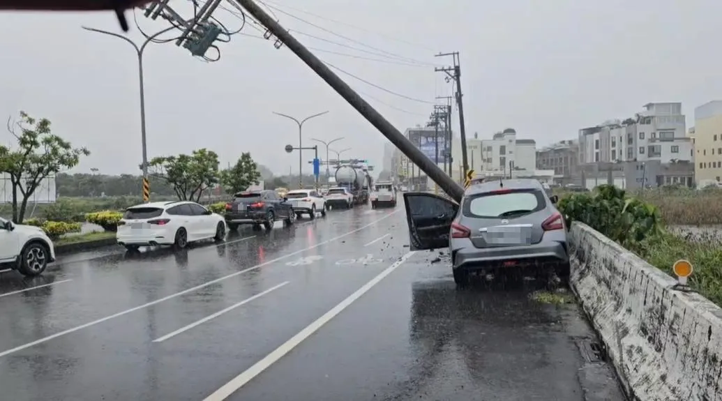 台南市南區濱南路與鯤鯓路口今（8）日上午驚傳一起驚險的自撞車禍。（圖／翻攝畫面）