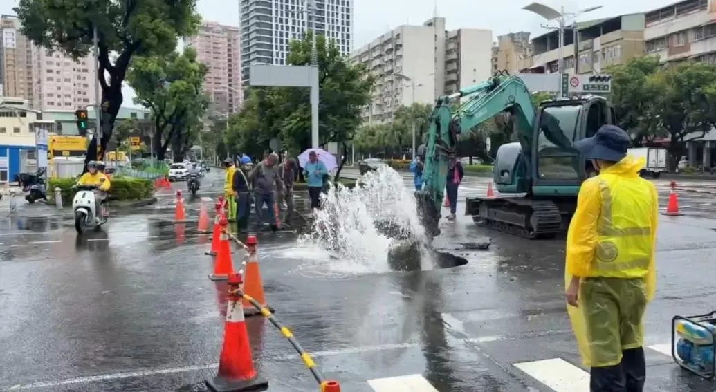 高雄市今（31）日上午遭受狂風暴雨襲擊，強降雨帶來大量積水，也導致部分路段傳出地基掏空與路面塌陷的災情。（圖／翻攝畫面）