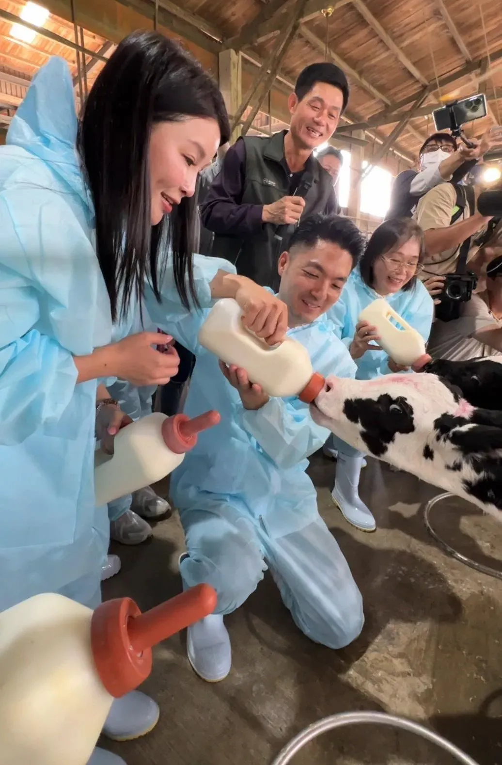 蔣萬安赴雲林考察酪農業，立委張嘉郡陪同。（圖／張嘉郡辦公室提供）