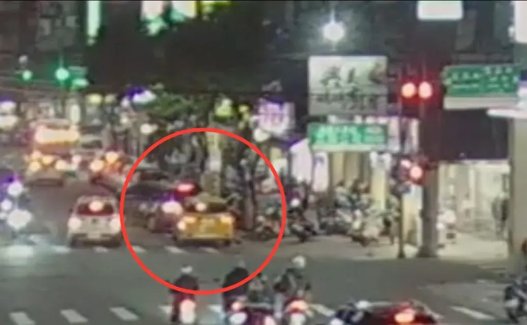 兩部車因停車發生糾紛。（圖／翻攝畫面）