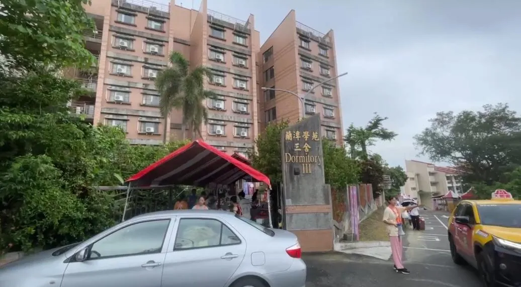國立嘉義大學蘭潭校區的學生宿舍因設施老舊，被學生戲稱為「古蹟」，每學期四人房收費8000元。（圖／翻攝畫面）
