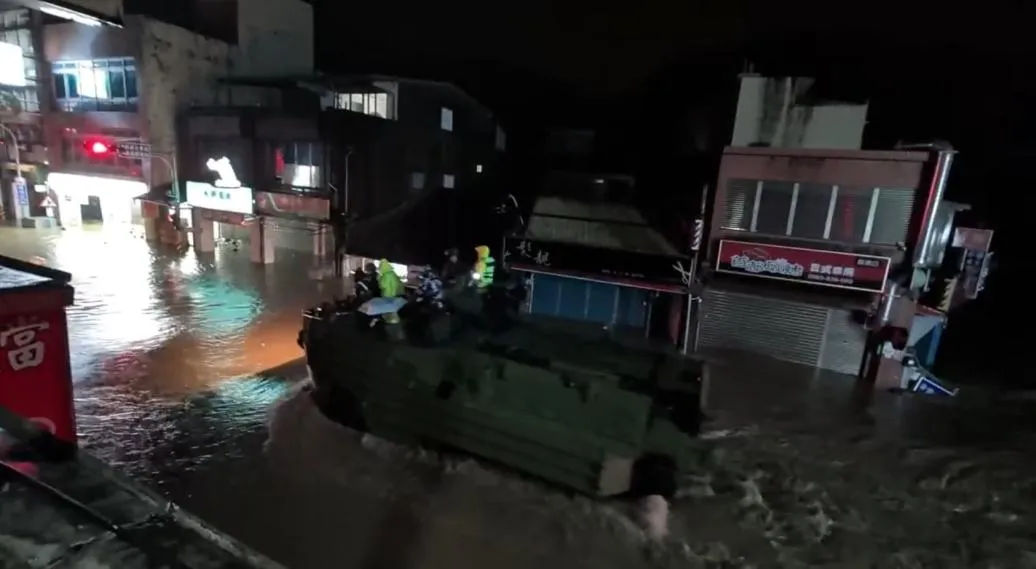 軍方出動車輛，AAV7兩棲突擊車以及橡皮艇，前往救援當地居民。（圖／翻攝畫面）