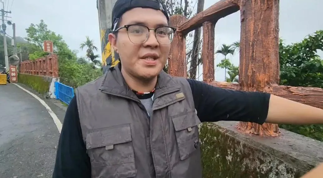 一位雞寮的主人林先生前往查看受損的雞寮時，突然遇到水位急劇上升，附近的貨櫃也隨之衝下。（圖／翻攝畫面）