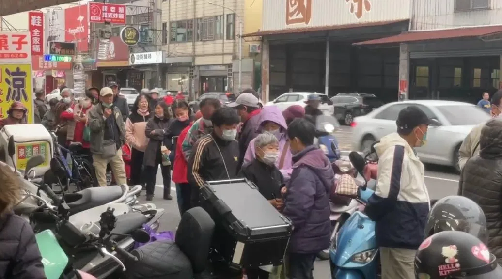 小商人的慷慨舉動迅速在網路引起熱議，現場掀起排隊人潮。（圖／翻攝畫面）