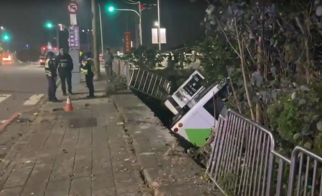 警消抵達現場時發現，公車已傾斜卡在邊坡樹叢間。（圖／中天新聞）