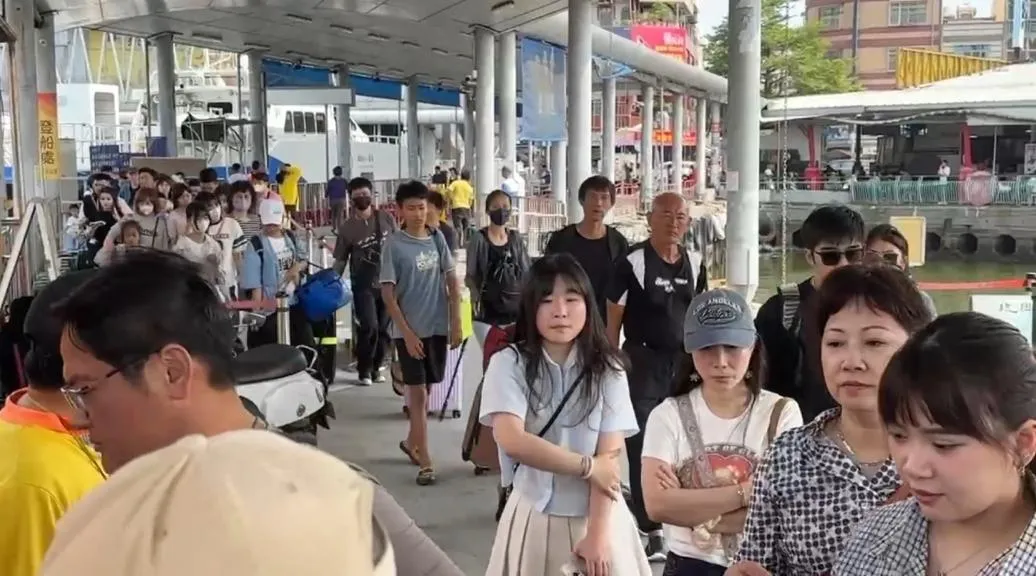 清明連假首日，小琉球旅遊人潮全面回流。（圖／翻攝畫面）