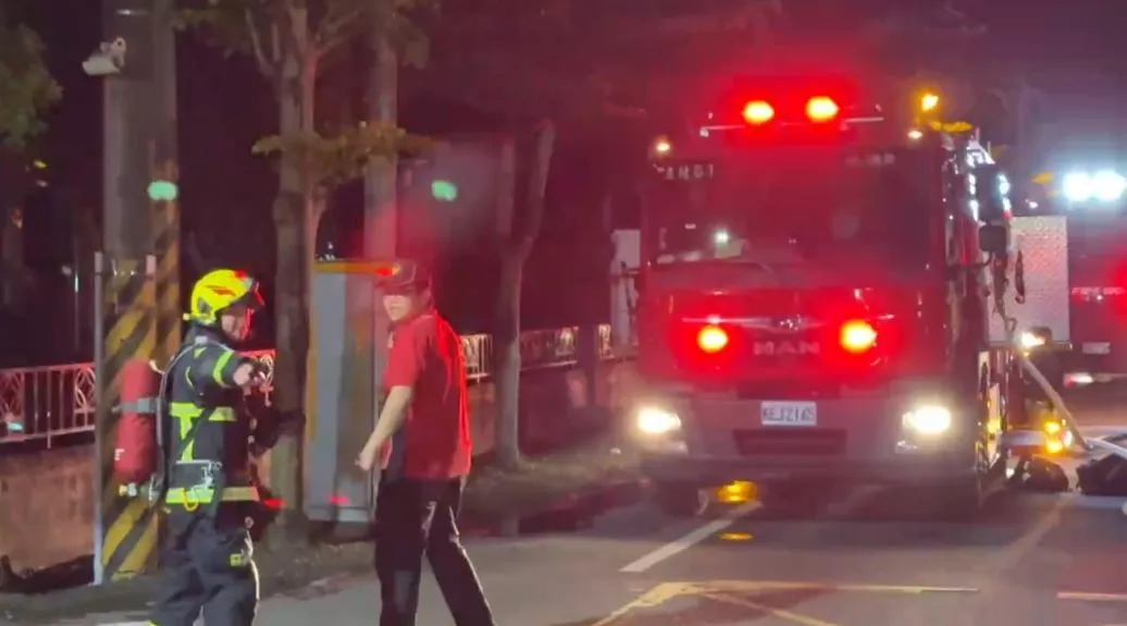 宜蘭縣五結鄉中里路一處鋁門窗鐵工廠於3日晚間7時許爆發火警。（圖／翻攝畫面）