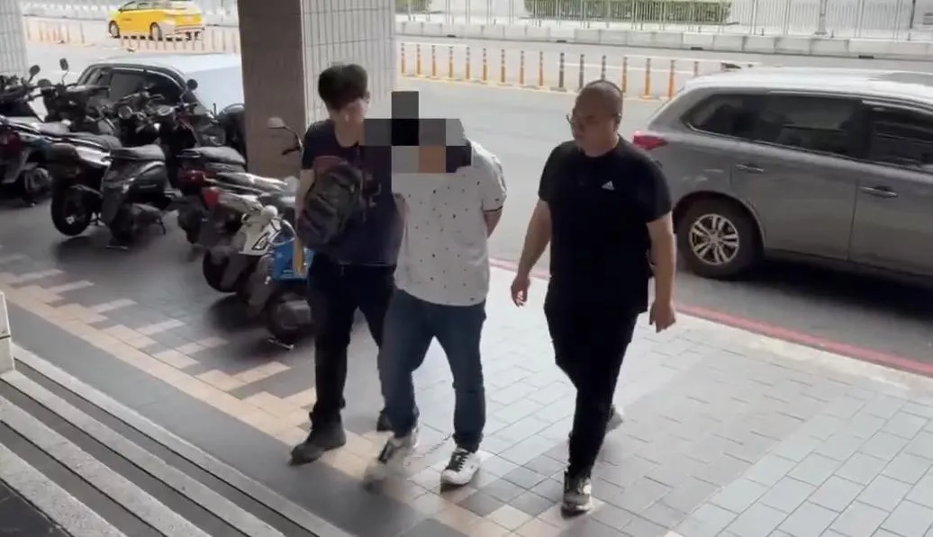 男子身揹通緝肇逃遭警方逮捕送辦。（圖／翻攝畫面）