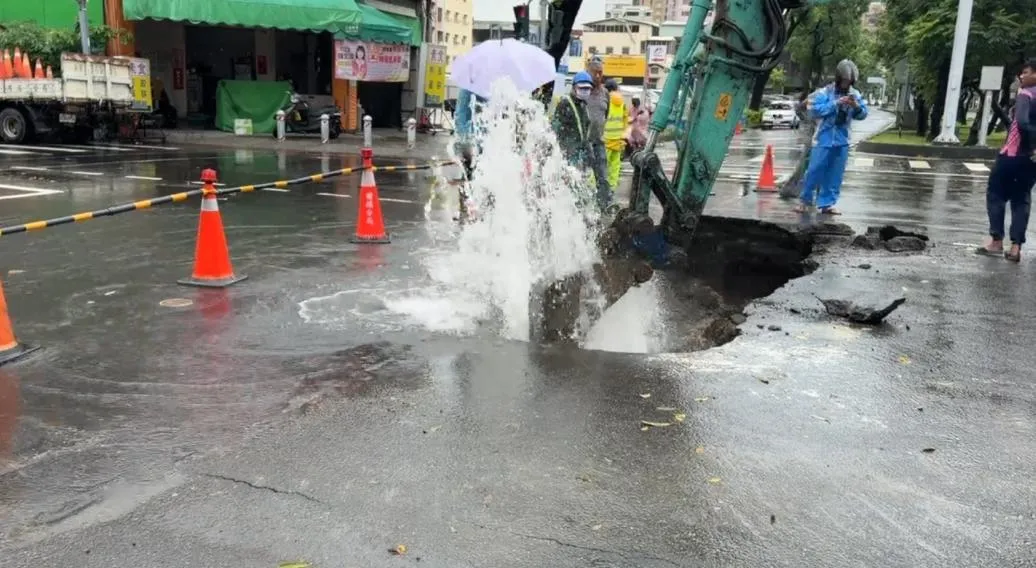 高雄市今（31）日上午遭受狂風暴雨襲擊，強降雨帶來大量積水，也導致部分路段傳出地基掏空與路面塌陷的災情。（圖／翻攝畫面）