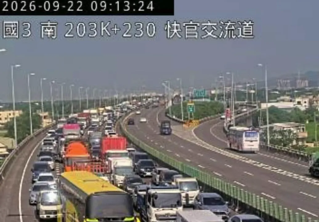 軍用大卡車事故導致貨物掉落，車流回堵10公里。（圖／中天新聞）