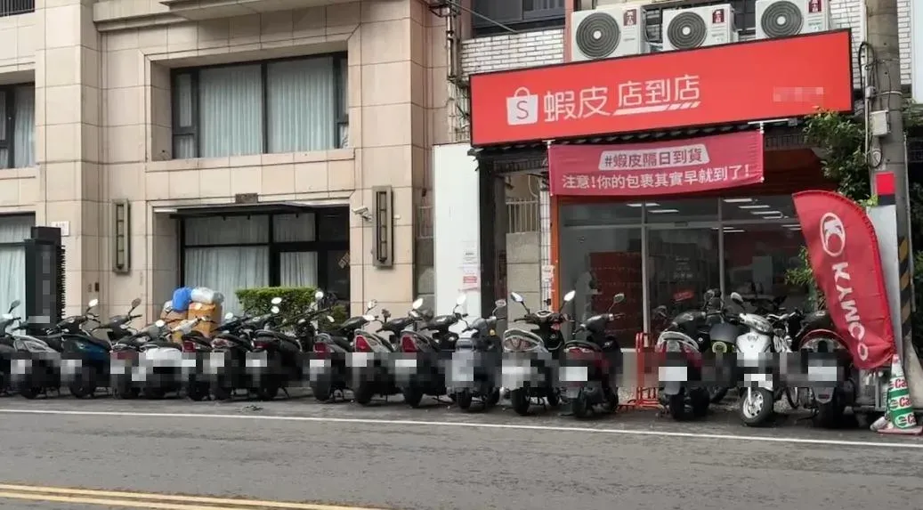 新竹夫妻雙載猛撞違停貨車尾門,雙雙送醫不治。(圖/中天新聞)