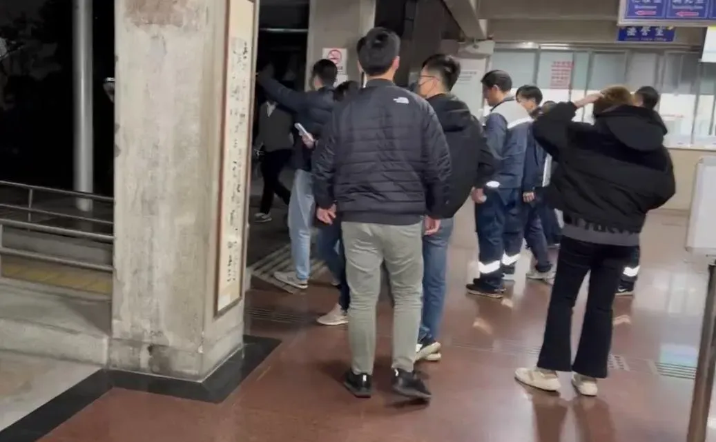 12名關係人被警方帶往地檢署複訊。（圖／中天新聞）
