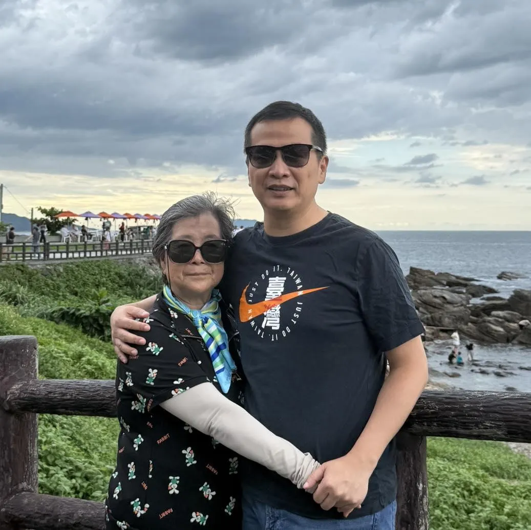 羅智強與媽媽感情深厚。(圖/羅智強臉書)