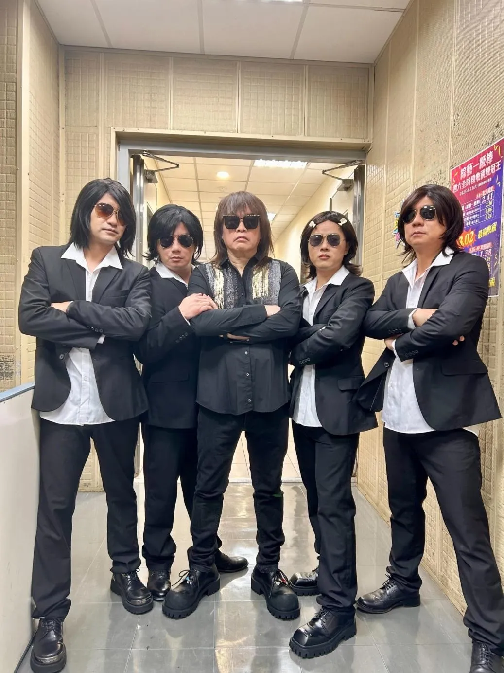 吳俊宏（左起）、彭正、康康、陳孟賢、陳隨意組團扮成伍佰，開玩笑表示團名是「1500」。（圖／中視提供）