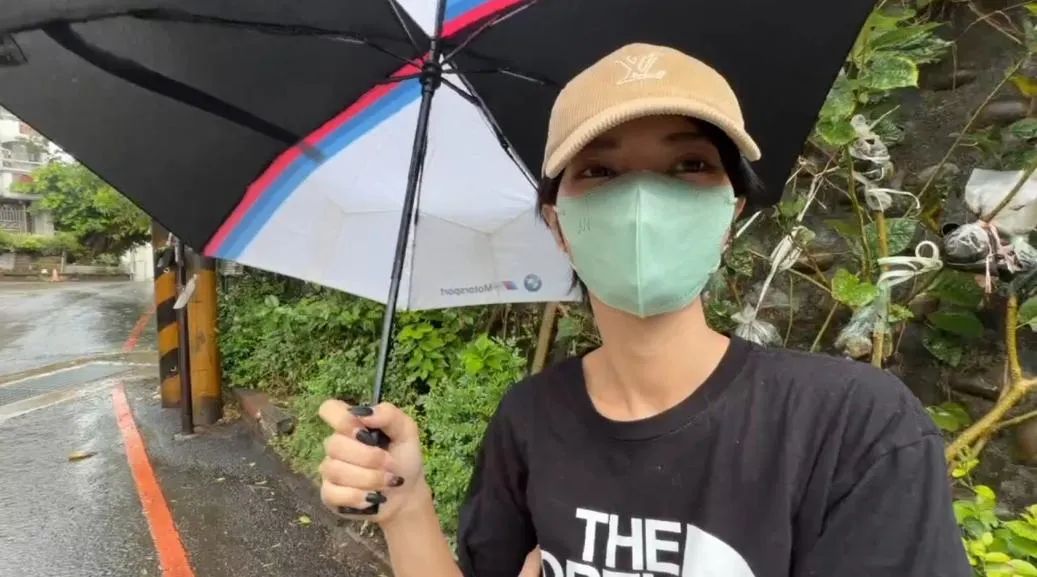 栗子表示，當時鄰居打電話通知比特犬飼主，但對方卻遲遲才出現。（圖／中天新聞）