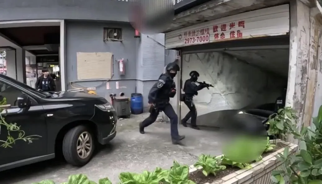 警方出動霹靂小組執行攻堅行動。(圖/翻攝畫面)