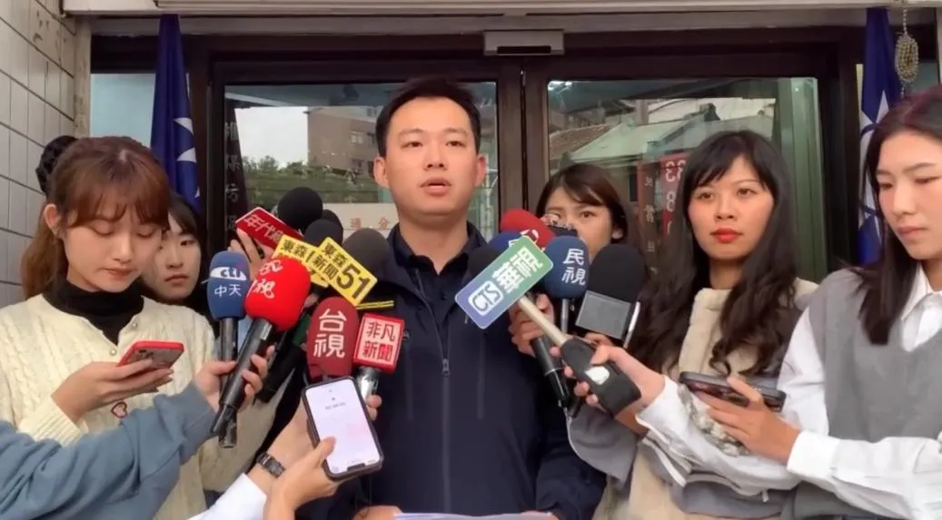 針對張文攻擊事件,外界質疑警方僅持警棍未用槍械,中山一派出所所長李欣鴻澄清,許多警員因下班或休假未及領取武器,非因怯戰。(圖/翻攝畫面)