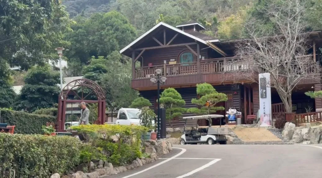台中市和平區的谷關伊豆日式露天溫泉會館因未取得合法使用執照，於2023年停業整修後，在去年10月悄然恢復營業，卻因未獲得合法旅館業登記證而遭到台中市觀光旅遊局的查處。（圖／翻攝畫面）