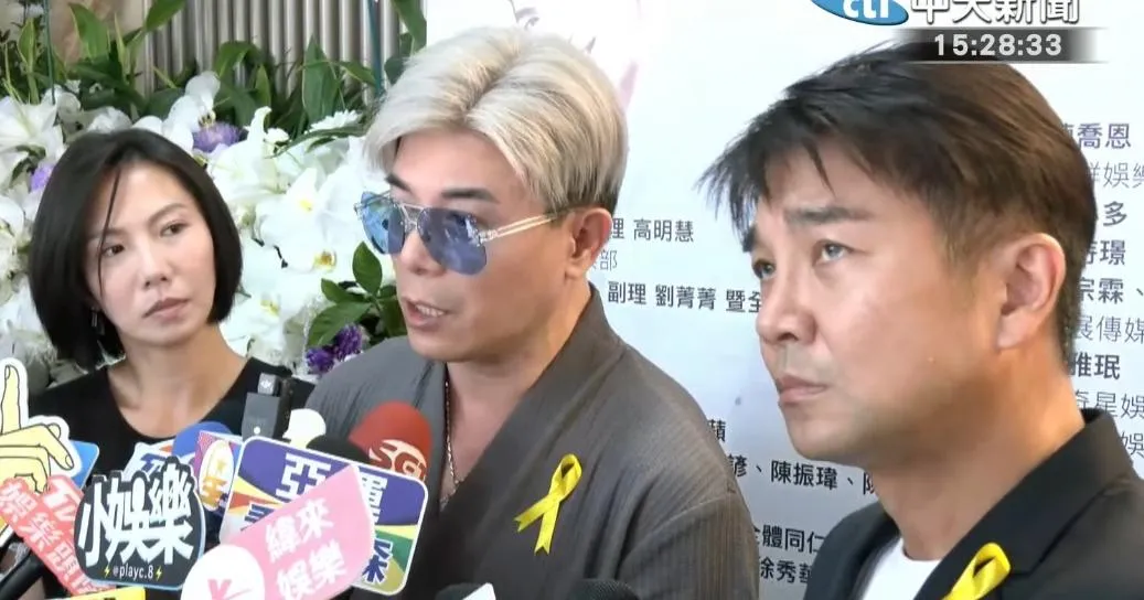大牙（左起）、馬幼興、謝承均到場致意，神情哀戚。（圖／翻攝自中天娛樂頻道）