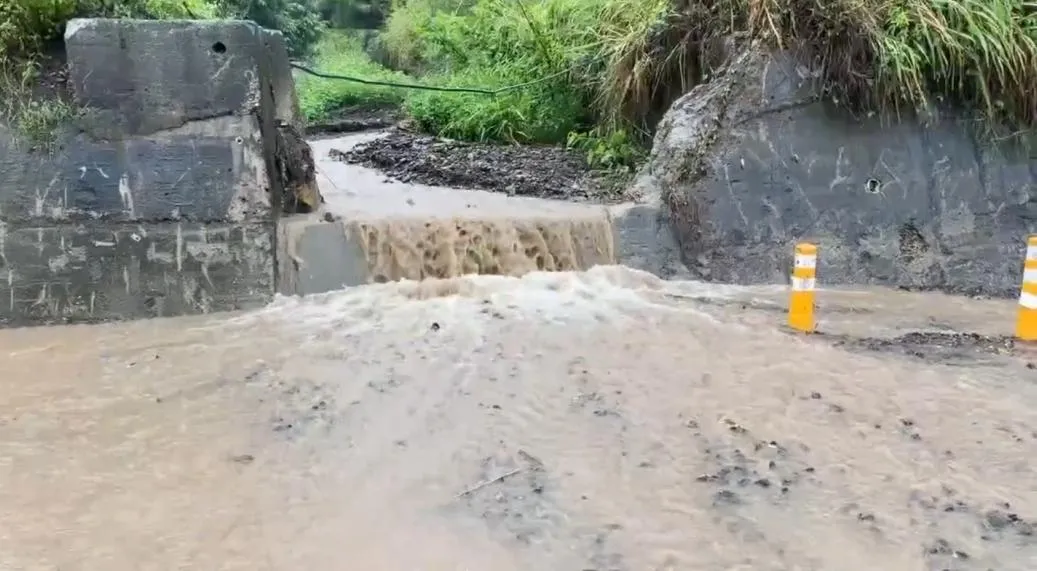 受連日豪雨強襲影響，台東山區地質高度鬆動，今（31）日清晨台9線403至404公里處爆發土石流，大量泥沙與巨石驟然傾瀉而下，頓時覆蓋大片路面。（圖／翻攝畫面）