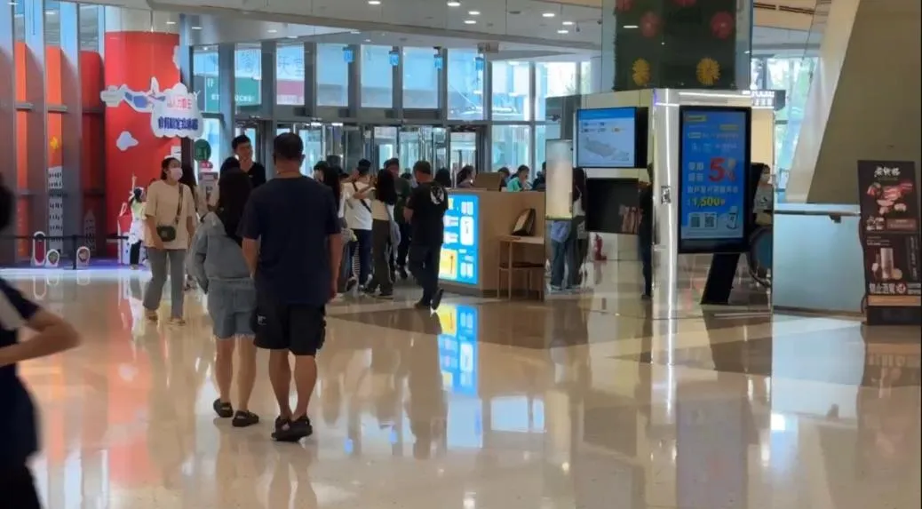 高雄市政府宣布今（7）日停班停課，但各大百貨公司仍維持正常營業，意外吸引大量民眾前往消費，美食街更是一位難求。（圖／翻攝畫面）