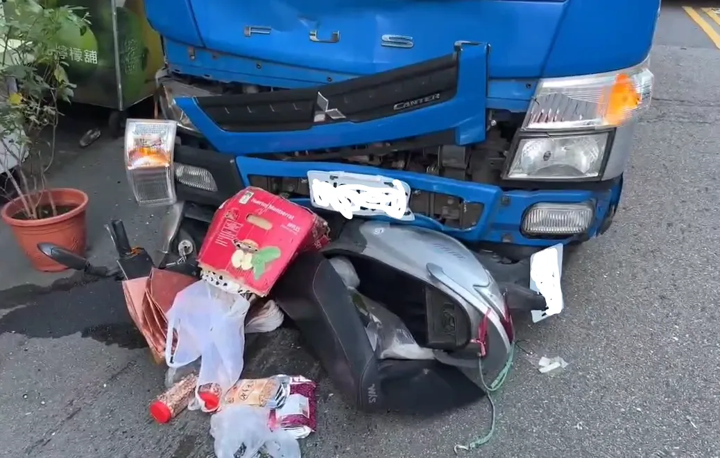 女騎士機車車廂爆開，物品散落一地。（圖／中天新聞，下同）