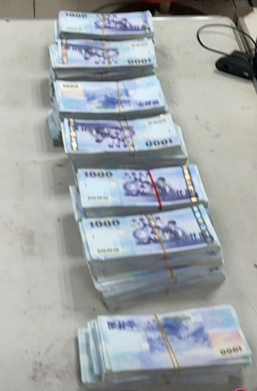 警方查扣330萬現金。(圖/翻攝畫面)